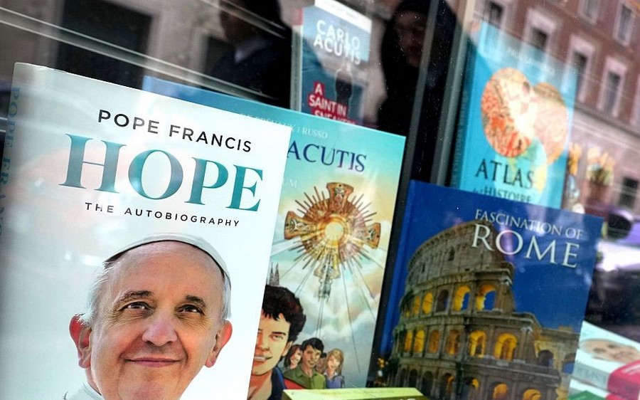 Le pape François en convalescence sous surveillance médicale