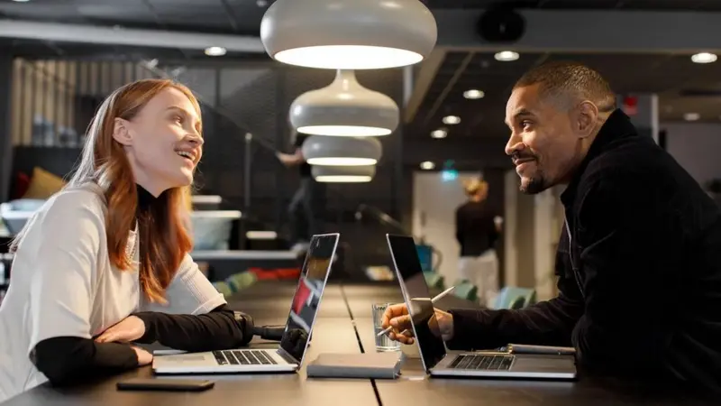 « Sortir avec un collègue ? L’enfer » : pourquoi l’amour au travail est en voie de disparition