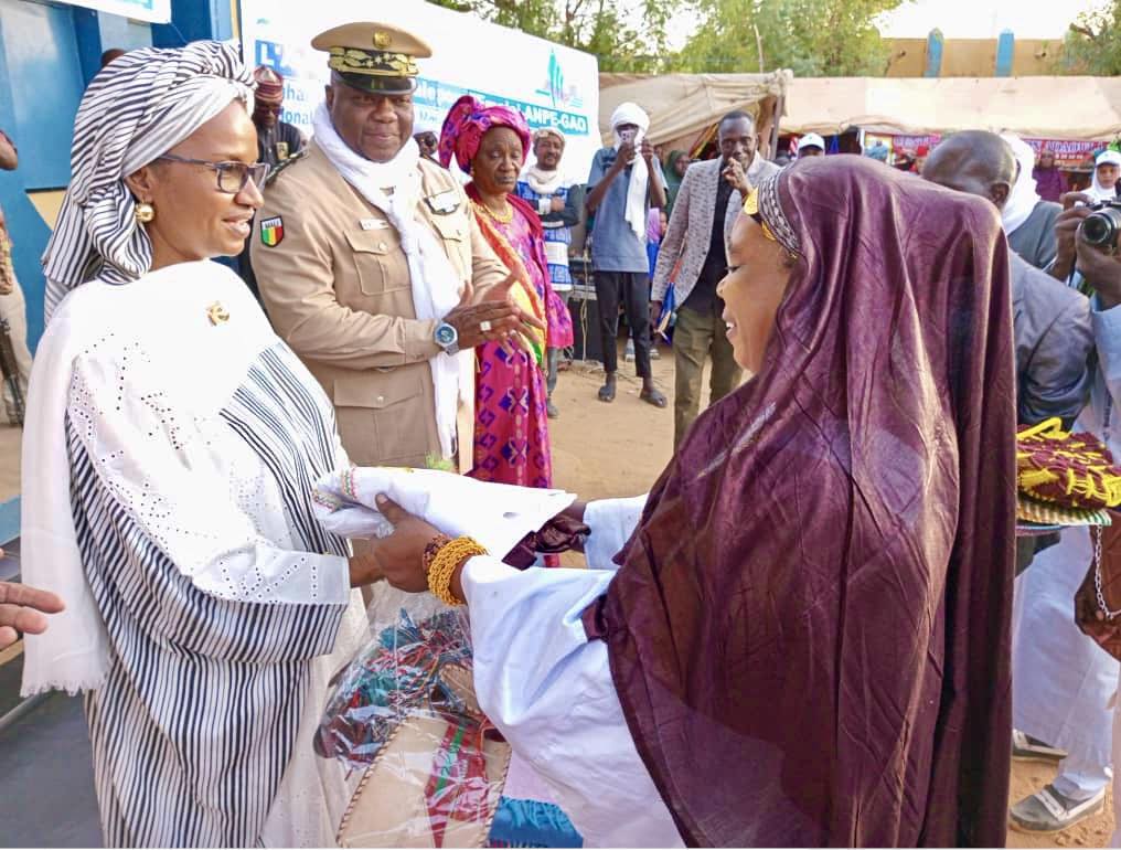 Visite de terrain à Gao : Mme Oumou Sall Seck fait des heureux