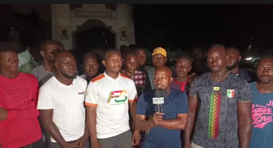 Des jeunes s’opposent au meeting des partis politiques : un risque d’affrontement plane sur Bamako