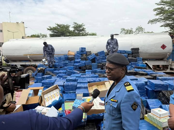 Banancoroni : La Douane saisit 965 cartons de médicaments contrefaits dans un camion-citerne
