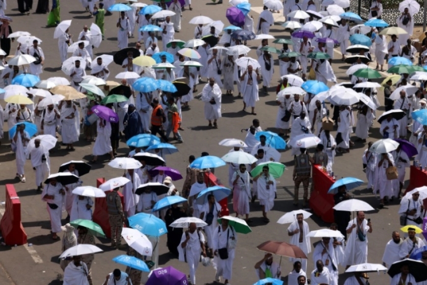 Des foules de musulmans prient sur le mont Arafat, étape phare du hajj