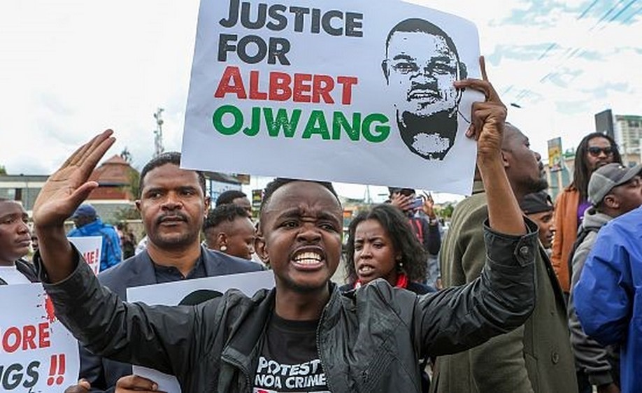 Funérailles d’Albert Ojwang : une foule en deuil réclame justice