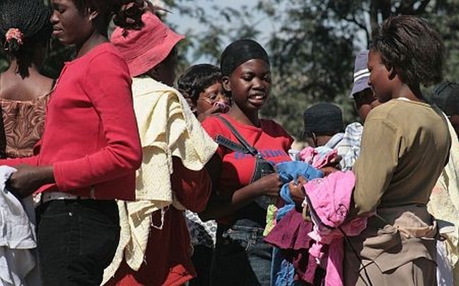 Le Zimbabwe interdit la vente ambulante et le commerce de vêtements d’occasion