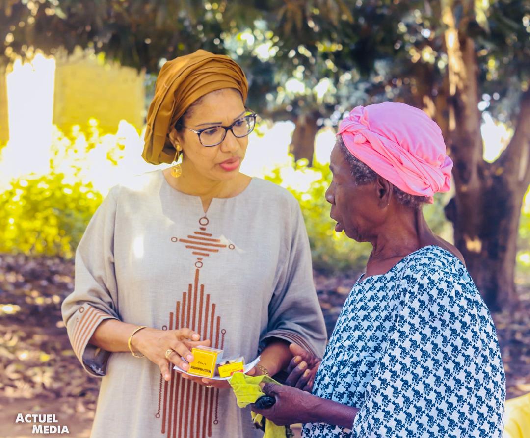 Rose Bouzaid mobilise médecins et infirmiers pour assister les réfugiés Burkinabés à Kouralé.