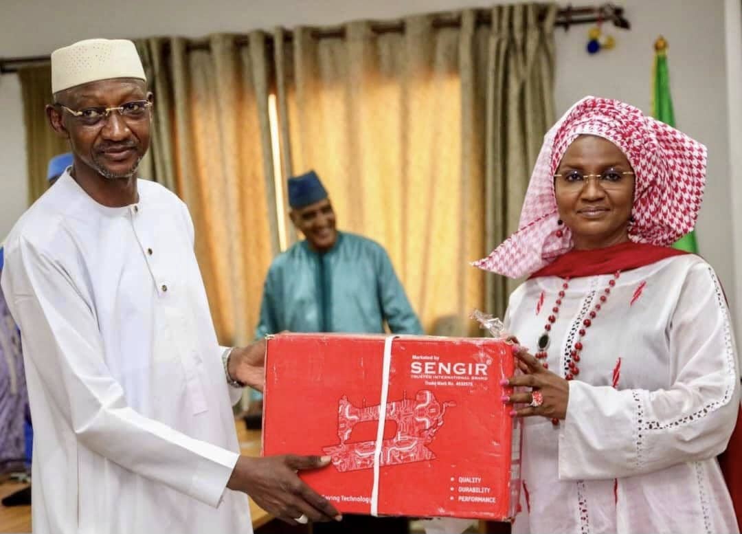Mme Seck Oumou Sall offre 20 machines à coudre à l’ArdcT