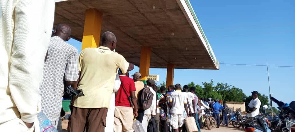 Crise du carburant : 200 citernes annoncées, mais la file d’attente persiste