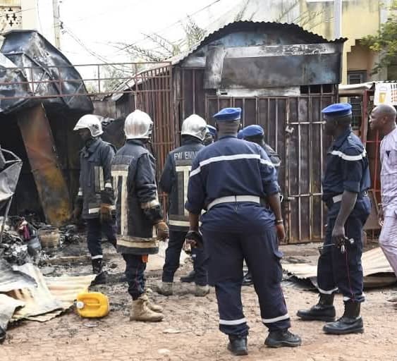 Koulouba : Un kiosque de stockage anarchique de carburant prend feu