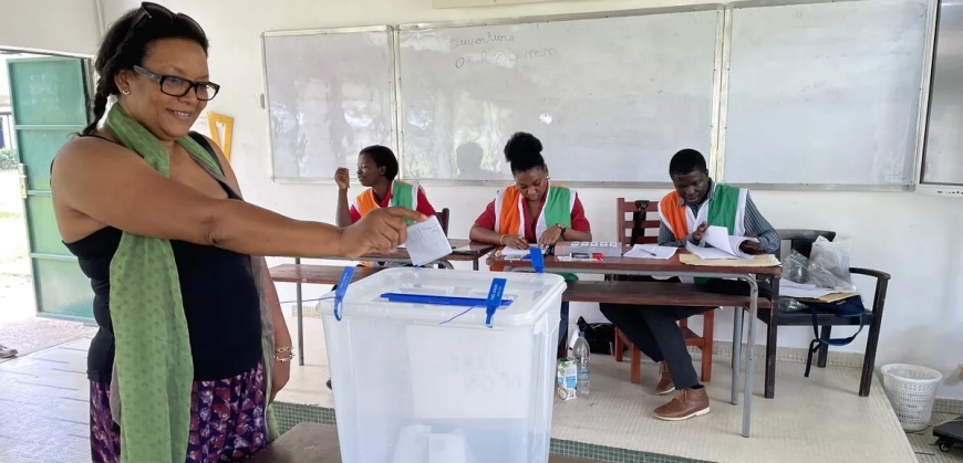 Présidentielle en Côte d’Ivoire. « L’apocalypse ne s’est pas produite » : entre calme et participation mitigée, récit de la journée de vote
