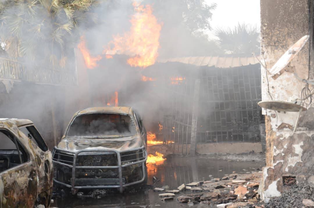 Incendie au siège de Kafo Jiginew : deux véhicules, onze motos et des documents réduits en cendres