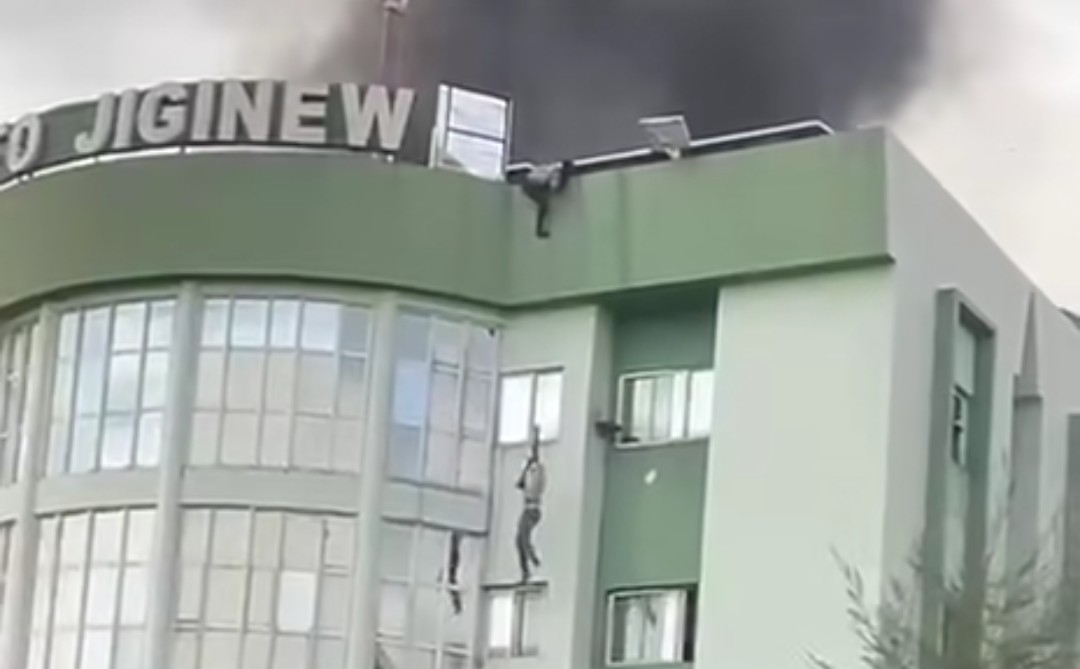 Bamako : l’immeuble de Kafo Jiginew prend feu à l’ACI 2000