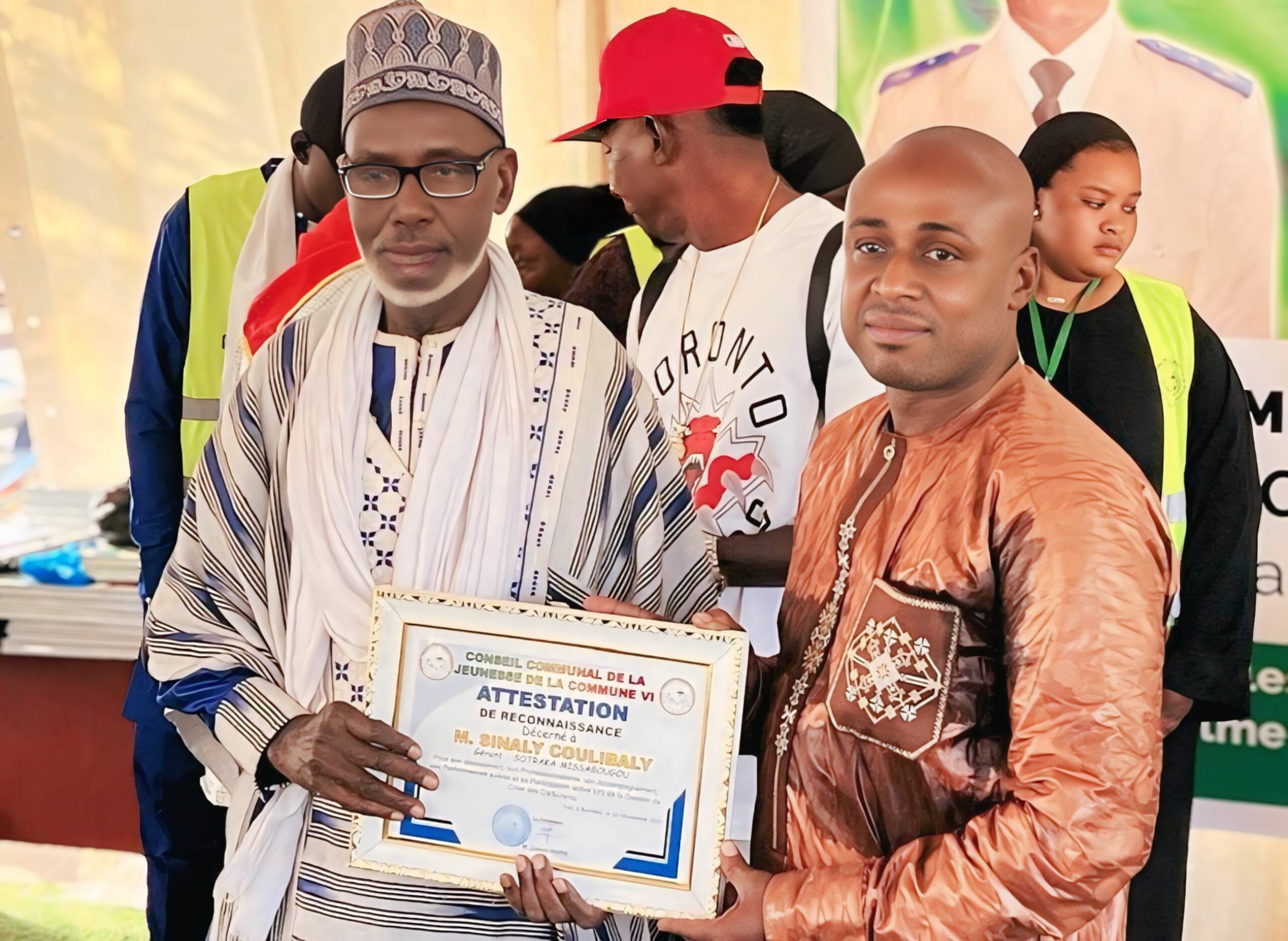 Crise du carburant : Sinaly N’Tji Coulibaly, gérant d’une station Sotraka SA reçoit une attestation de reconnaissance pour service rendu à la nation