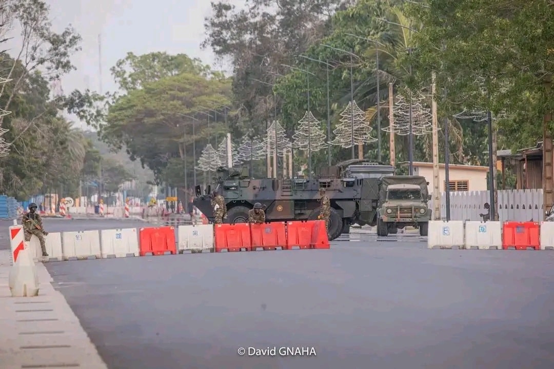 Coup d’État avorté au Bénin : l’ombre d’une intervention discrète de la France