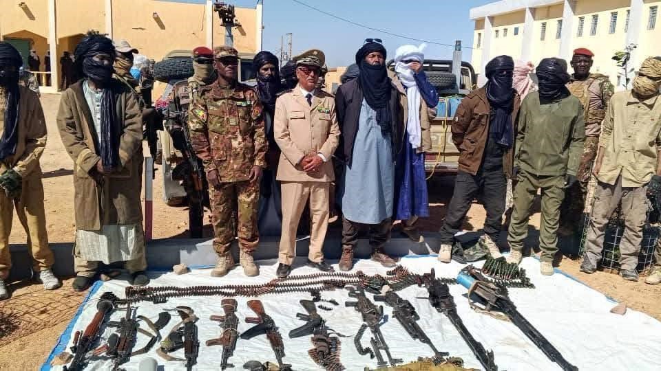 Région de Kidal : 14 combattants du Front de Libération de l’Azawad (FLA) déposent leurs armes