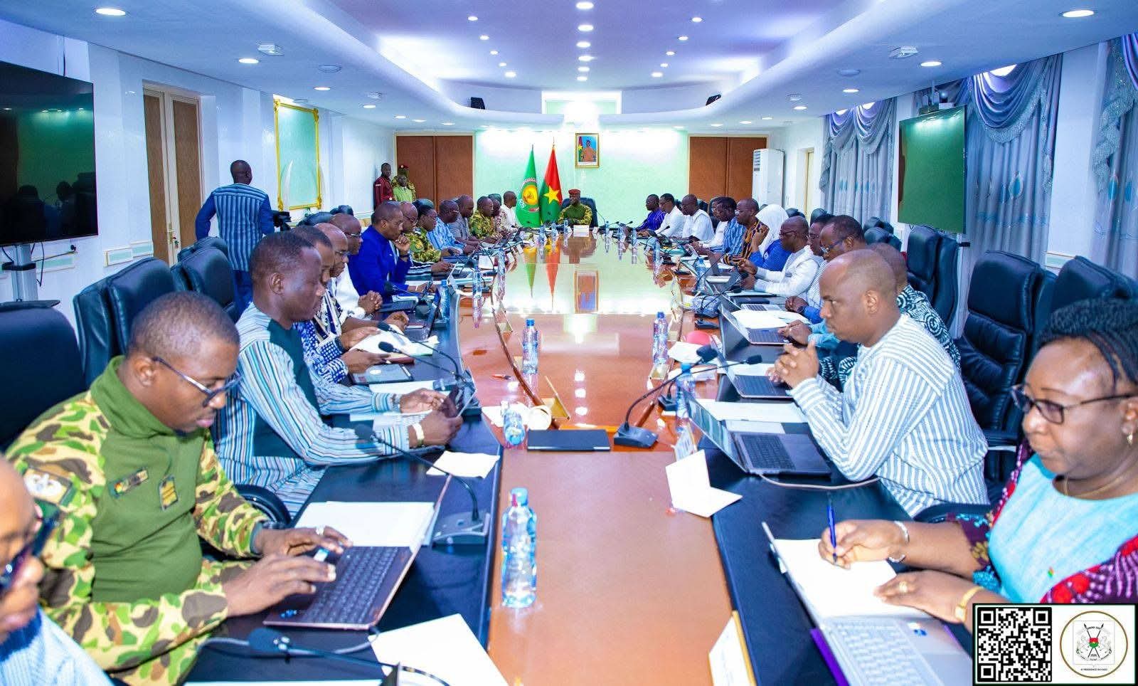 Burkina : réduction du nombre de portefeuilles ministériels et départ de quatre membres