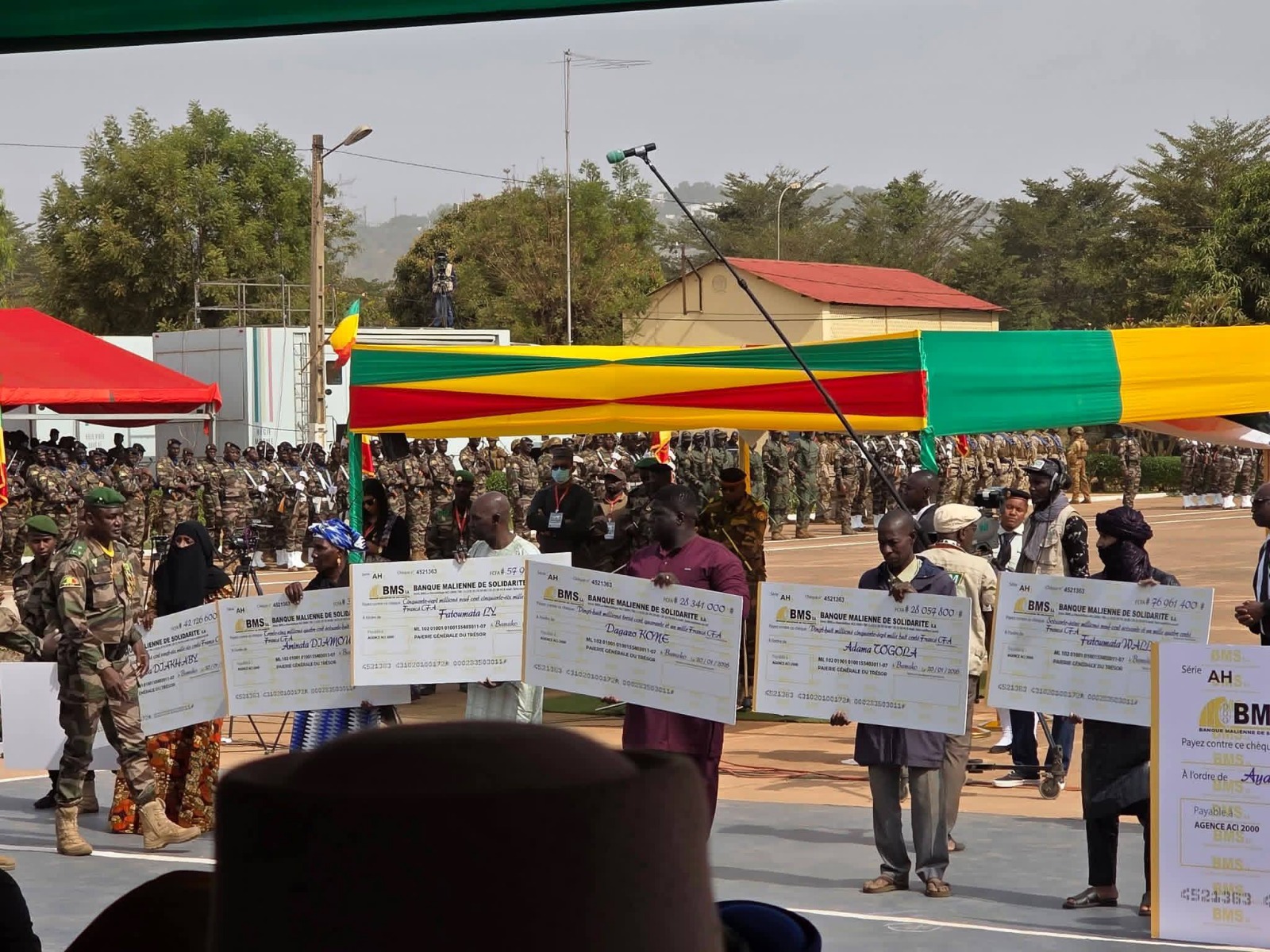 Mali : Le Chef de l’État le General d’Armée Asssimi Goita remet un chèque de 17 milliards aux familles des soldats tombés