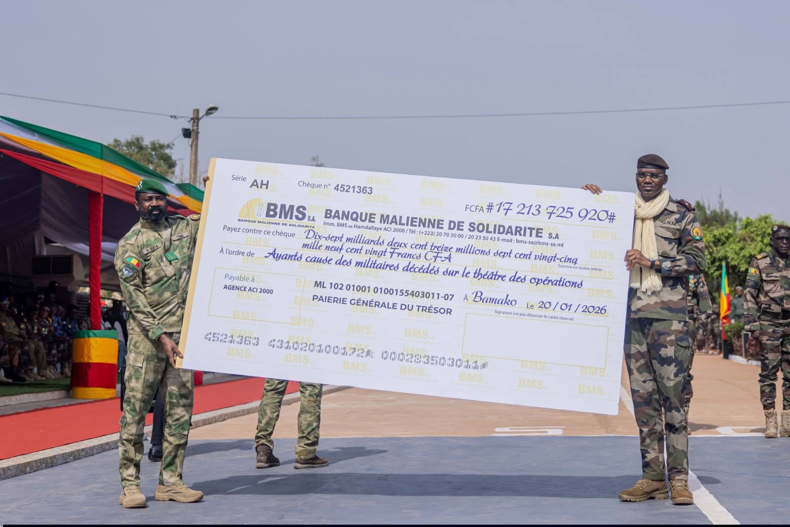 Mali : Le Chef de l’État le General d’Armée Asssimi Goita remet un chèque de 17 milliards aux familles des soldats tombés