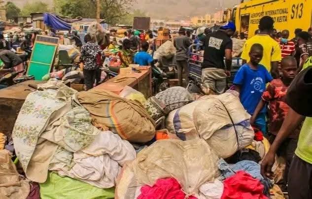 Incendie au marché Soukouninkoura : « En essayant d’évacuer le reste de mes marchandises, on a volé ma moto… », nous confie un jeune commerçant