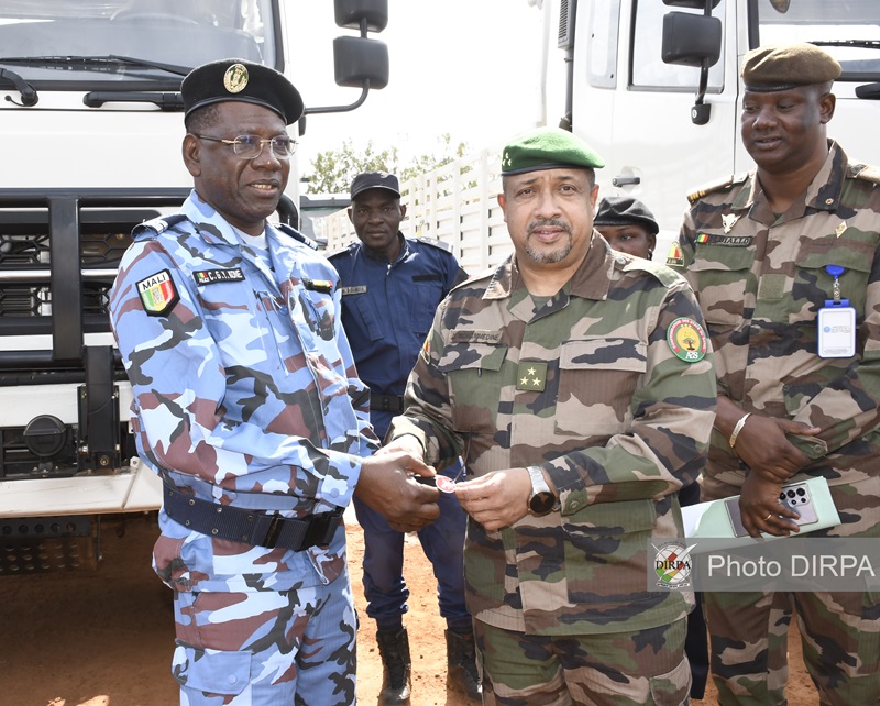 Forces de Défenses et de Sécurité (FDS) : Remise de 57 camions de transport de troupe à la Police et à la Garde Nationale 