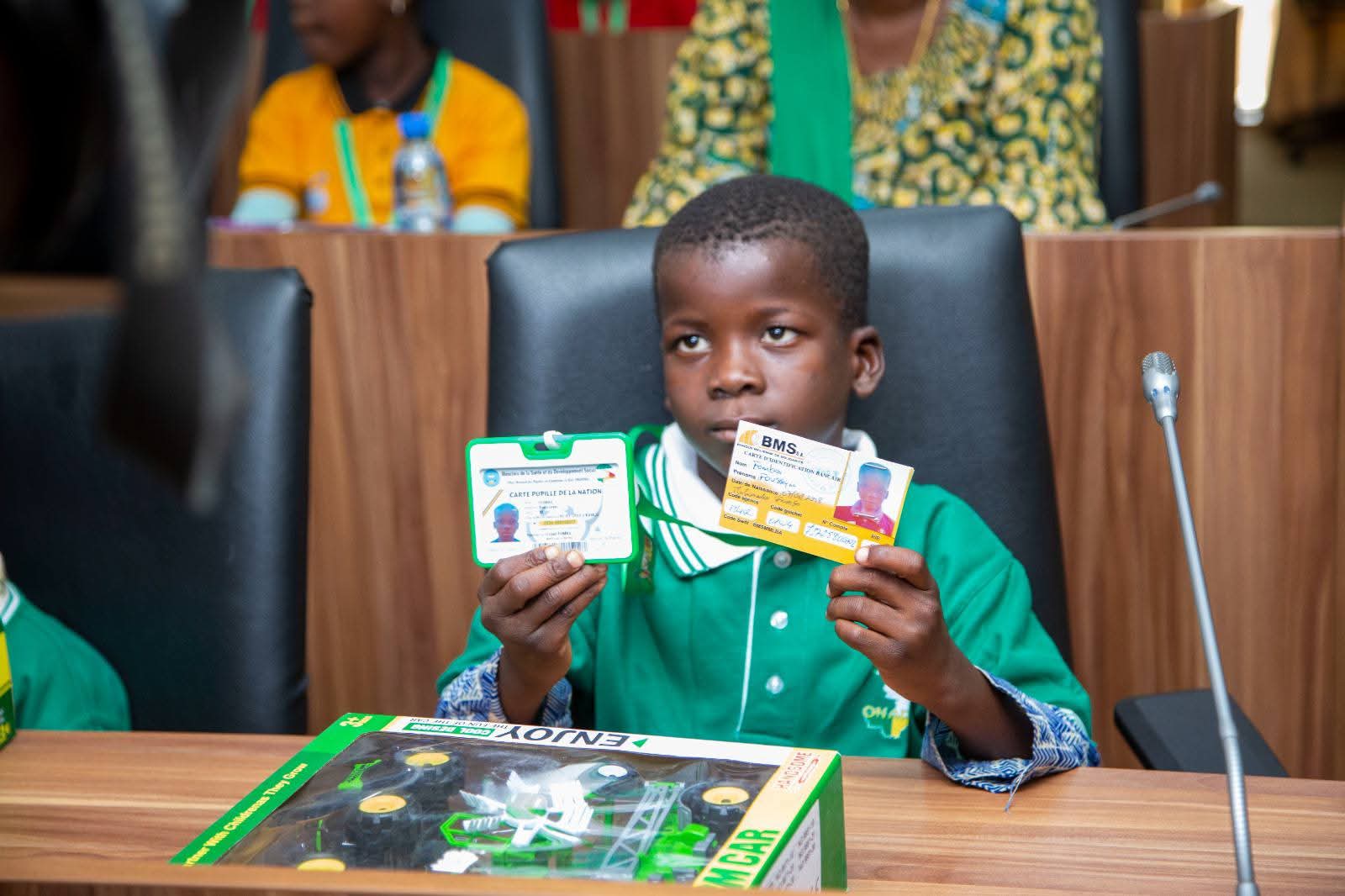 Mali : 𝐑𝐞𝐦𝐢𝐬𝐞 𝐨𝐟𝐟𝐢𝐜𝐢𝐞𝐥𝐥𝐞 𝐝𝐞𝐬 𝐜𝐚𝐫𝐭𝐞𝐬 𝐞𝐭 𝐜𝐨𝐦𝐩𝐭𝐞𝐬 𝐛𝐚𝐧𝐜𝐚𝐢𝐫𝐞𝐬 𝐚𝐮𝐱 𝐞𝐧𝐟𝐚𝐧𝐭𝐬 𝐝𝐞𝐬 𝐜𝐡𝐚𝐮𝐟𝐟𝐞𝐮𝐫𝐬 𝐯𝐢𝐜𝐭𝐢𝐦𝐞𝐬 𝐝’𝐚𝐭𝐭𝐚𝐪𝐮𝐞𝐬 𝐭𝐞𝐫𝐫𝐨𝐫𝐢𝐬𝐭𝐞𝐬