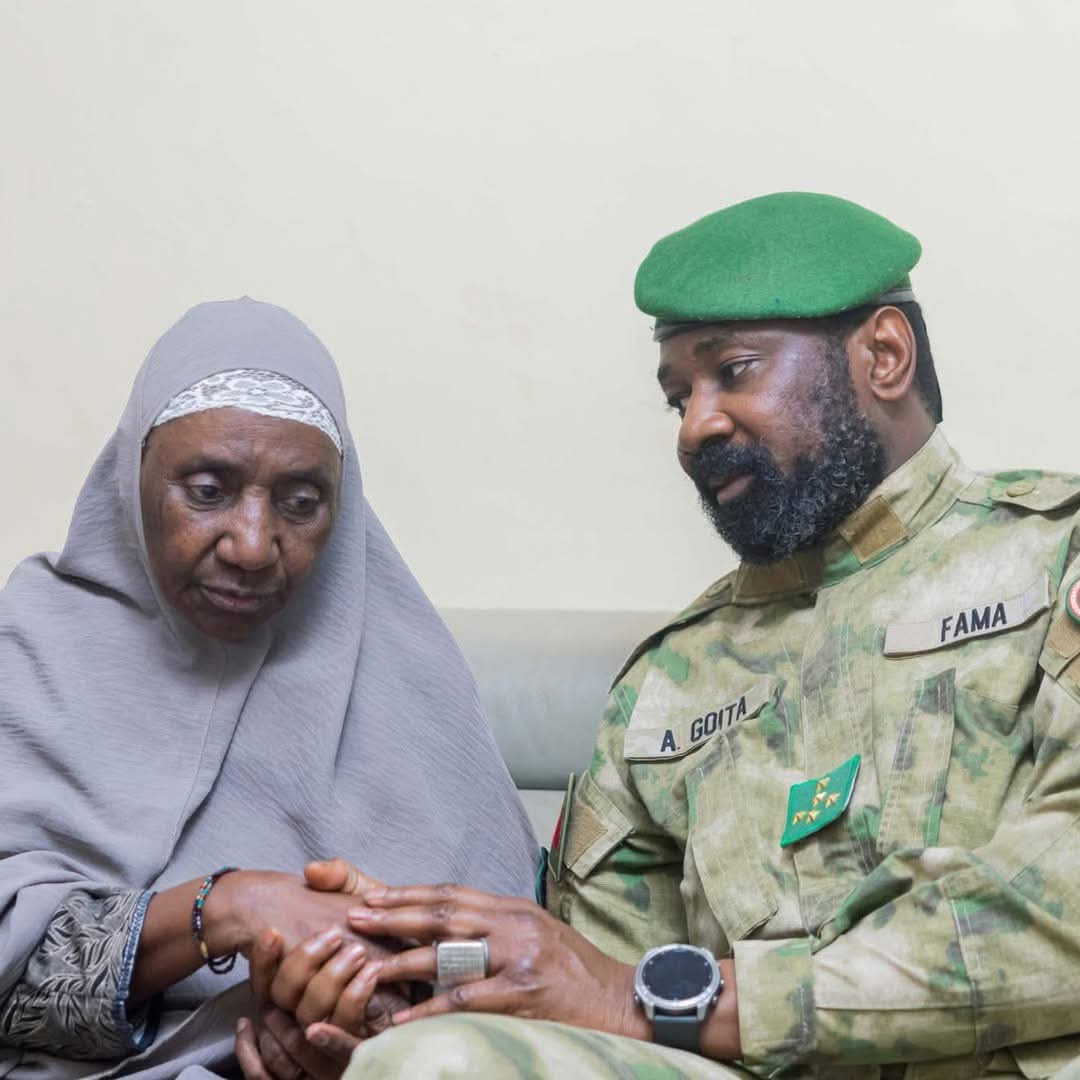 Attaques simultanées au : Le Général Assimi Goïta console la mère du défunt général Sadio Camara