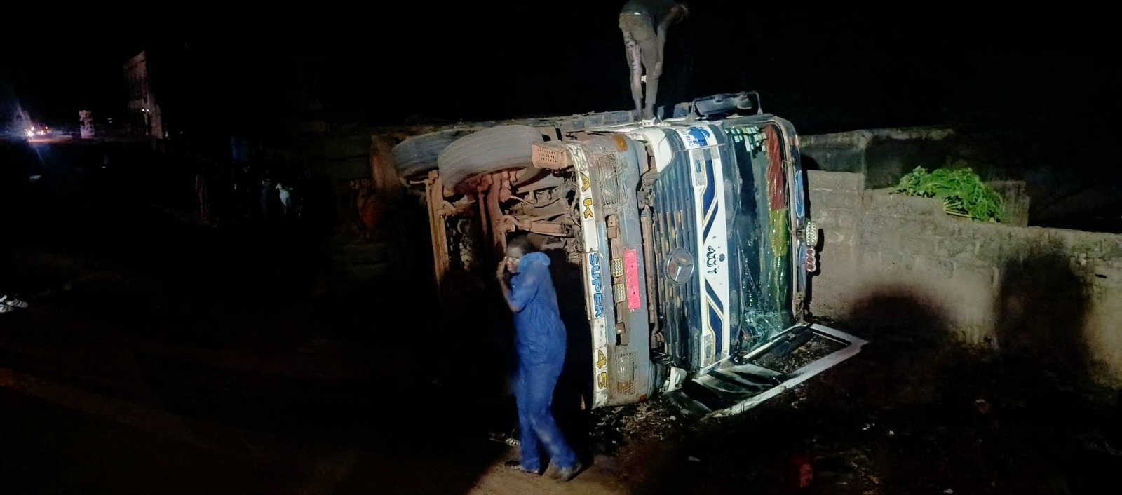 Bougouni : Un camion remorque termine sa course dans les toilettes d’une famille et fait (3) blessés