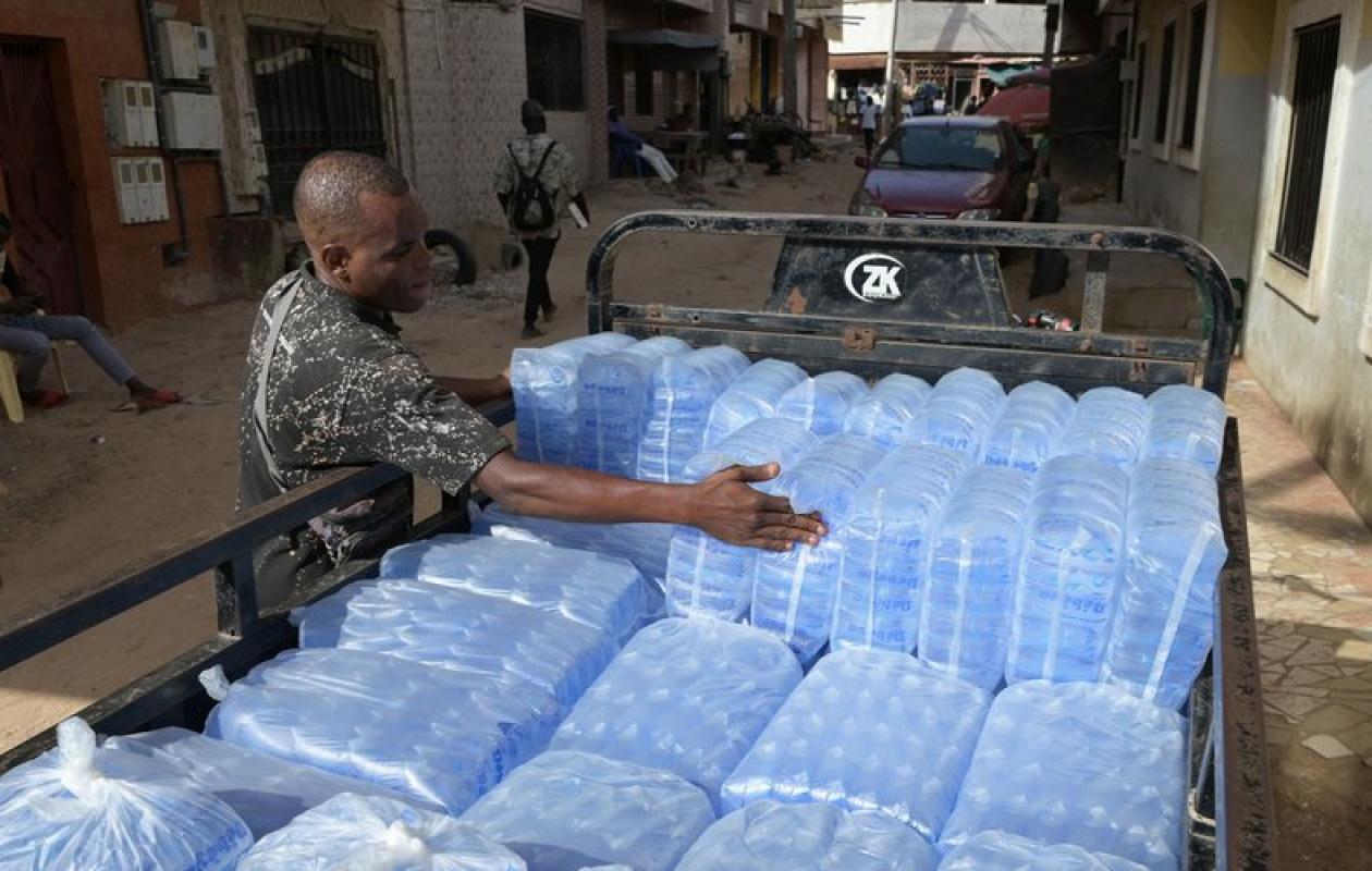 Scandale sanitaire : 82 % des eaux en sachet analysées contiennent des matières fécales