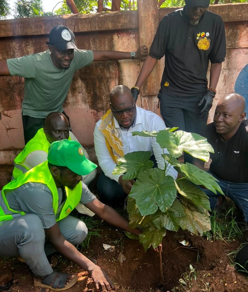 Djélibougou : l’Union des jeunes et la SOMAGEFORT ont planté plus d&rsquo;une centaine d&rsquo;arbres lors d&rsquo;une campagne de reboisement
