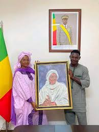 Ministère de l’Entrepreneuriat national : Mme Oumou Sall Seck reçoit son portrait de l&rsquo;artiste-peintre Mamadou Tandina