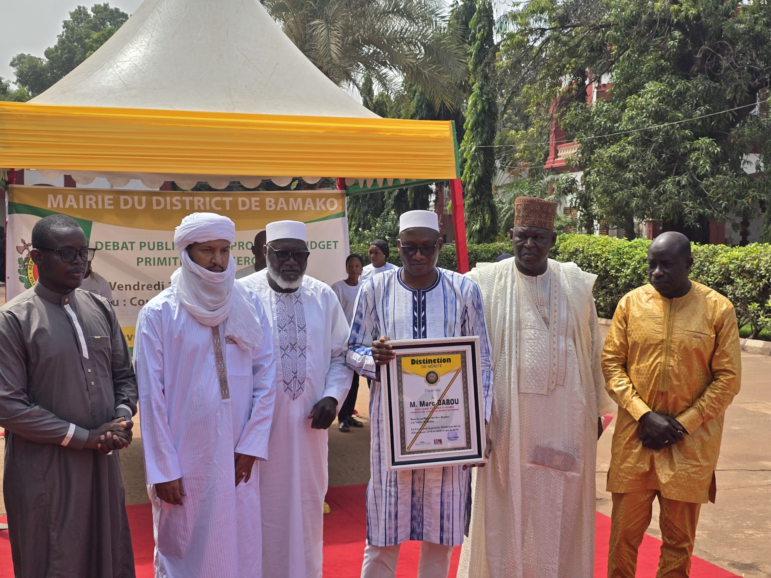 Mairie du District de Bamako : Marc Dabou, l&rsquo;agent chargé d&rsquo;expédier les affaires courantes honoré par IDS