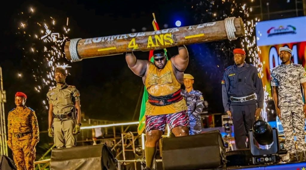 226 KG AU BOUT DES BRAS : L&rsquo;HOMMAGE HERCULÉEN D&rsquo;IRON BIBY AU CAPITAINE IBRAHIM TRAORÉ