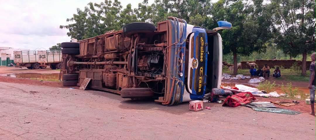 Insécurité routière : Un car se renverse sur l&rsquo;axe Bla-San, bilan lourd d&rsquo;un mort et 30 blessés 