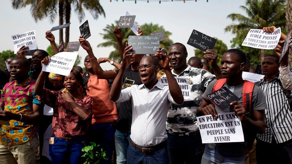 LA RENTRÉE DE LA COLÈRE : QUAND LA PRÉCARITÉ DES ENSEIGNANTS PARALYSE L&rsquo;AFRIQUE