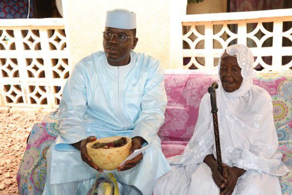 MOIS DE LA SOLIDARITÉ ET DE LUTTE CONTRE L’EXCLUSION : la doyenne du 1er arrondissement de Bamako reçoit le président de la Cour suprême