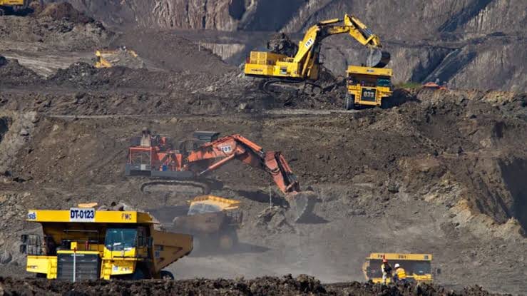 SOUVERAINETÉ MINIÈRE : L’AFRIQUE BRISE ENFIN LE TABOU DE L&rsquo;EXPORTATION DE LA ROCHE BRUTE